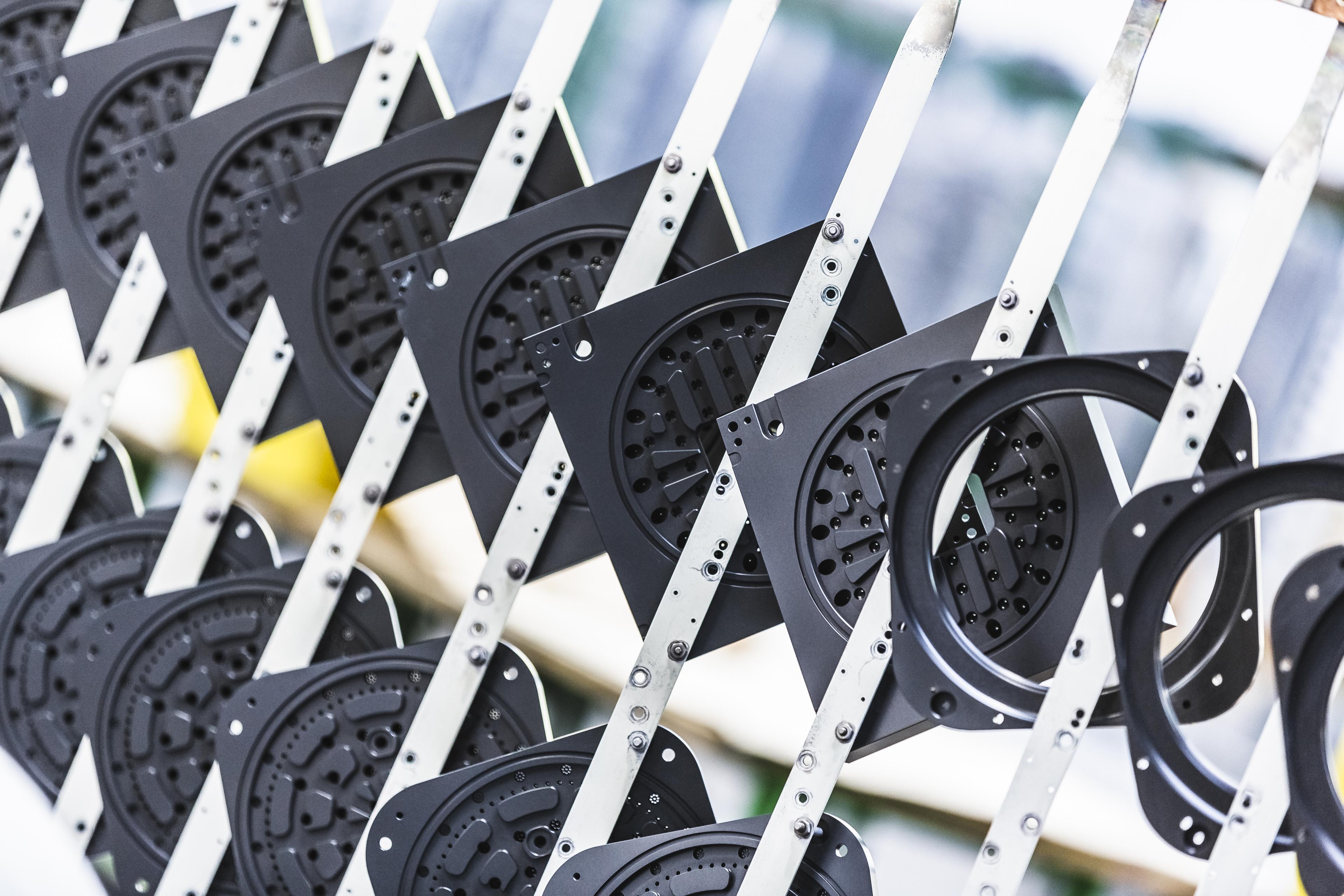 Piezas anodizadas con pigmentación negra