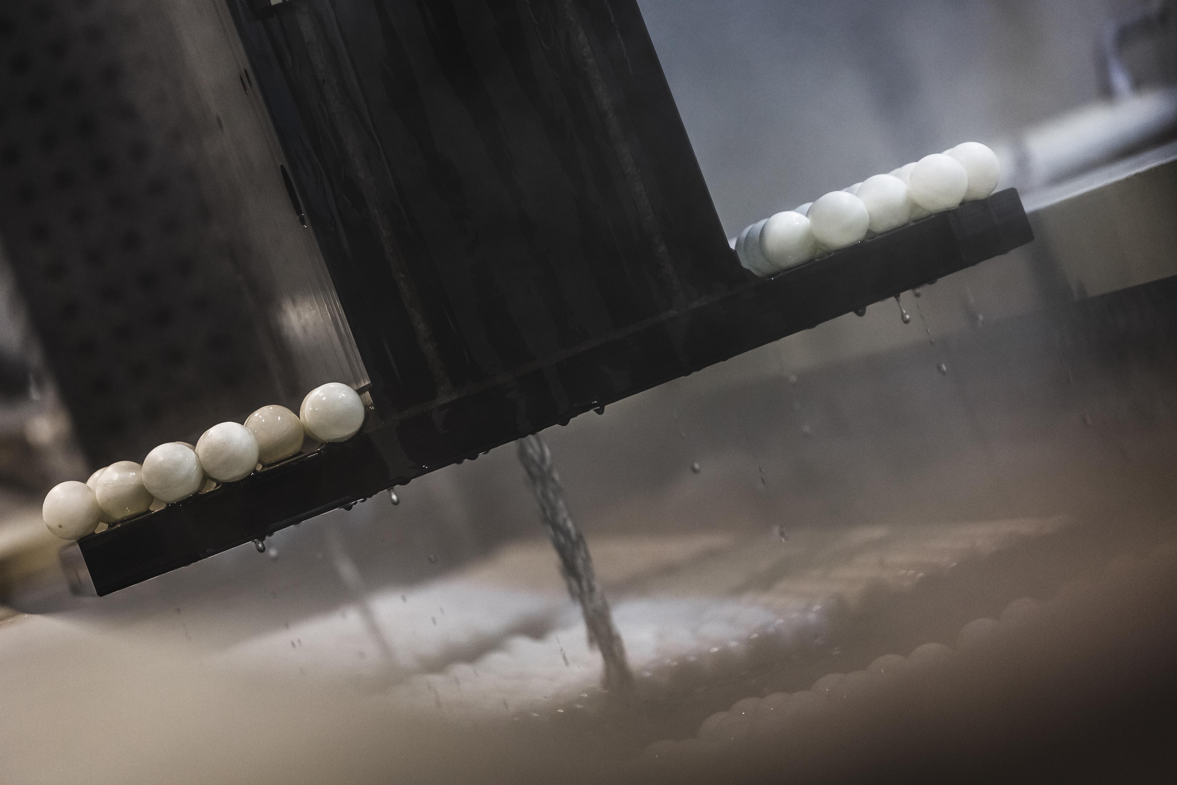 Extracción de piezas anodizadas de la fase de sellado en caliente