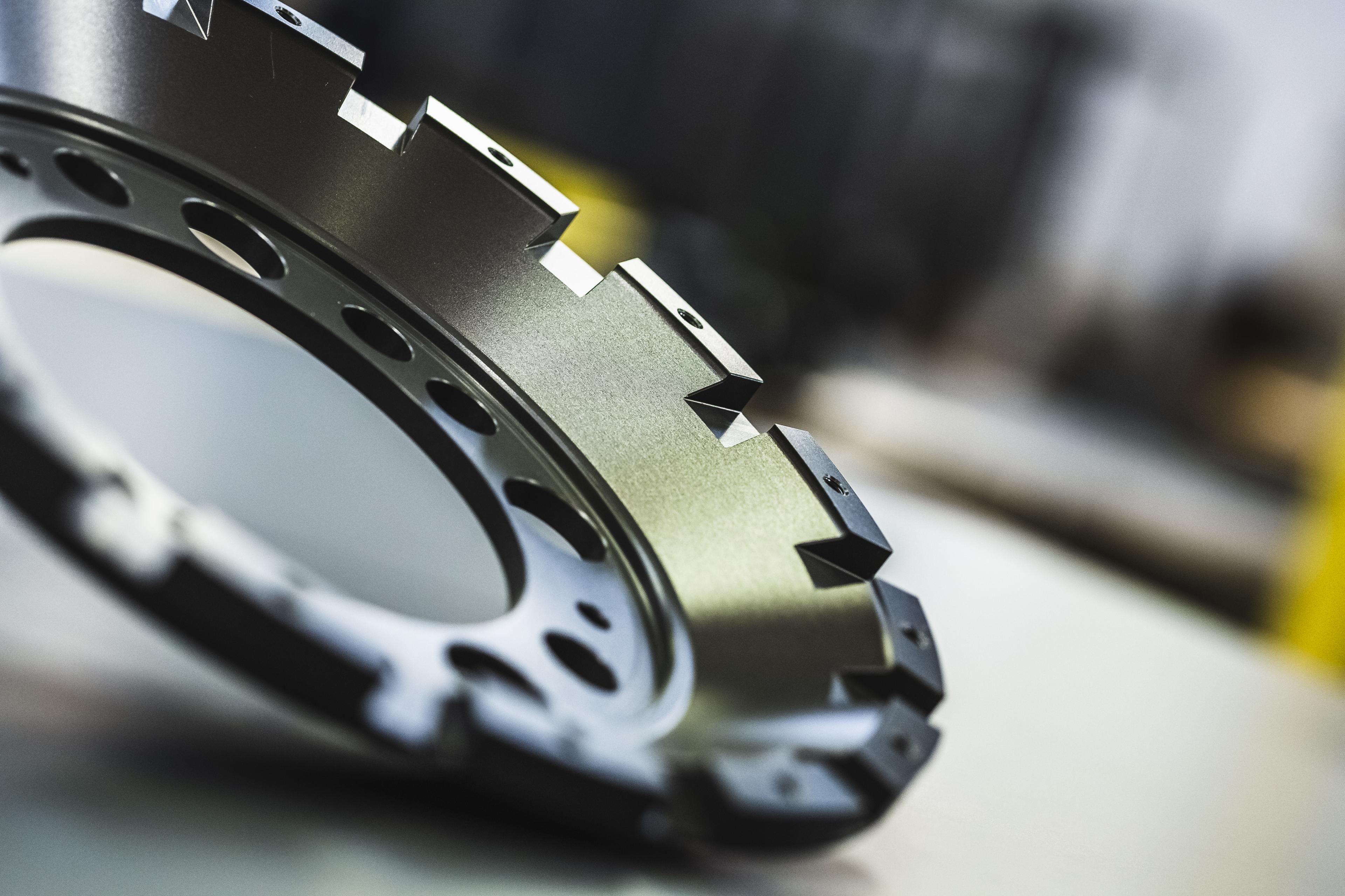 Campana de freno con anodizado duro en auto-coloración