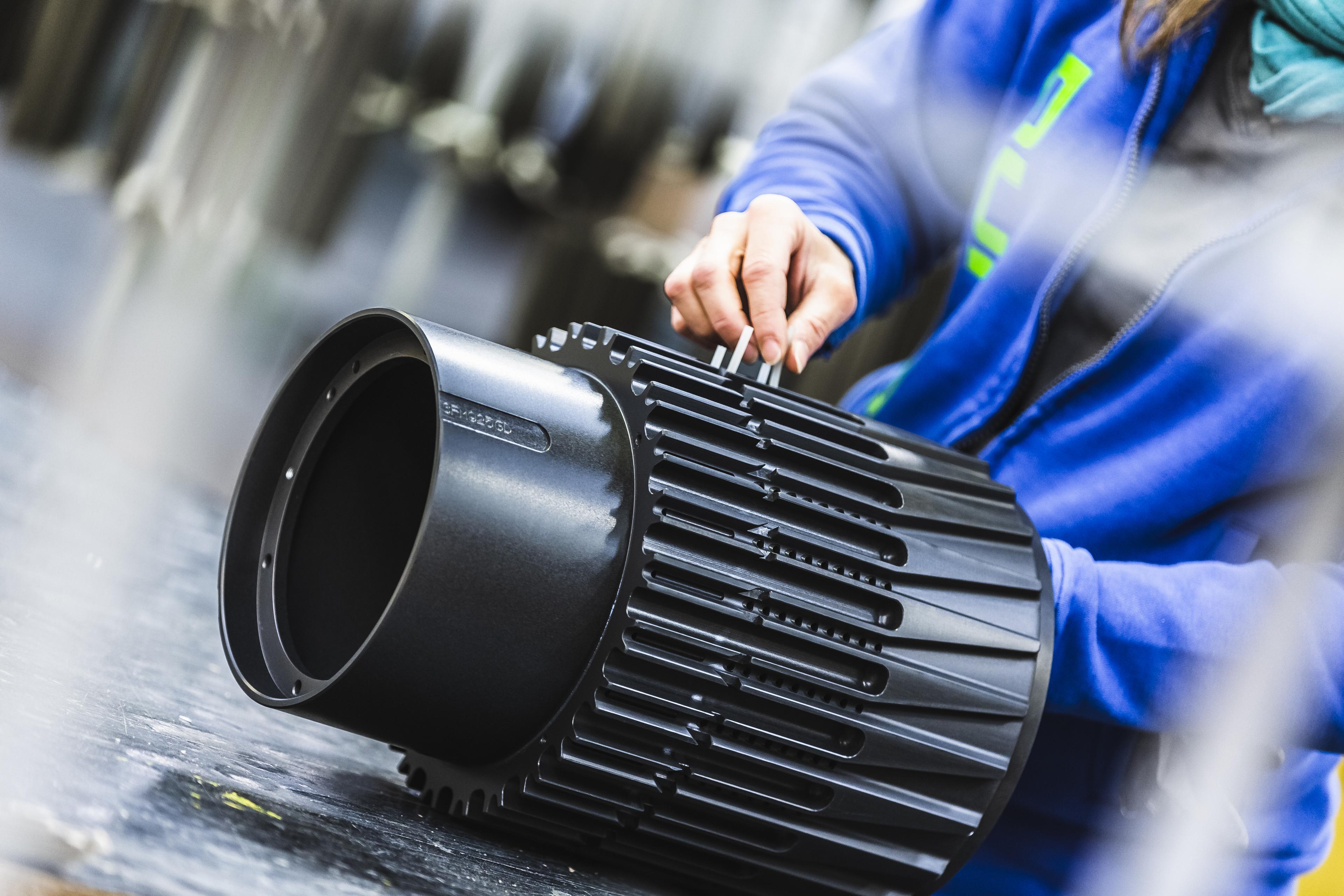 Anodización del aluminio en componente mecánico