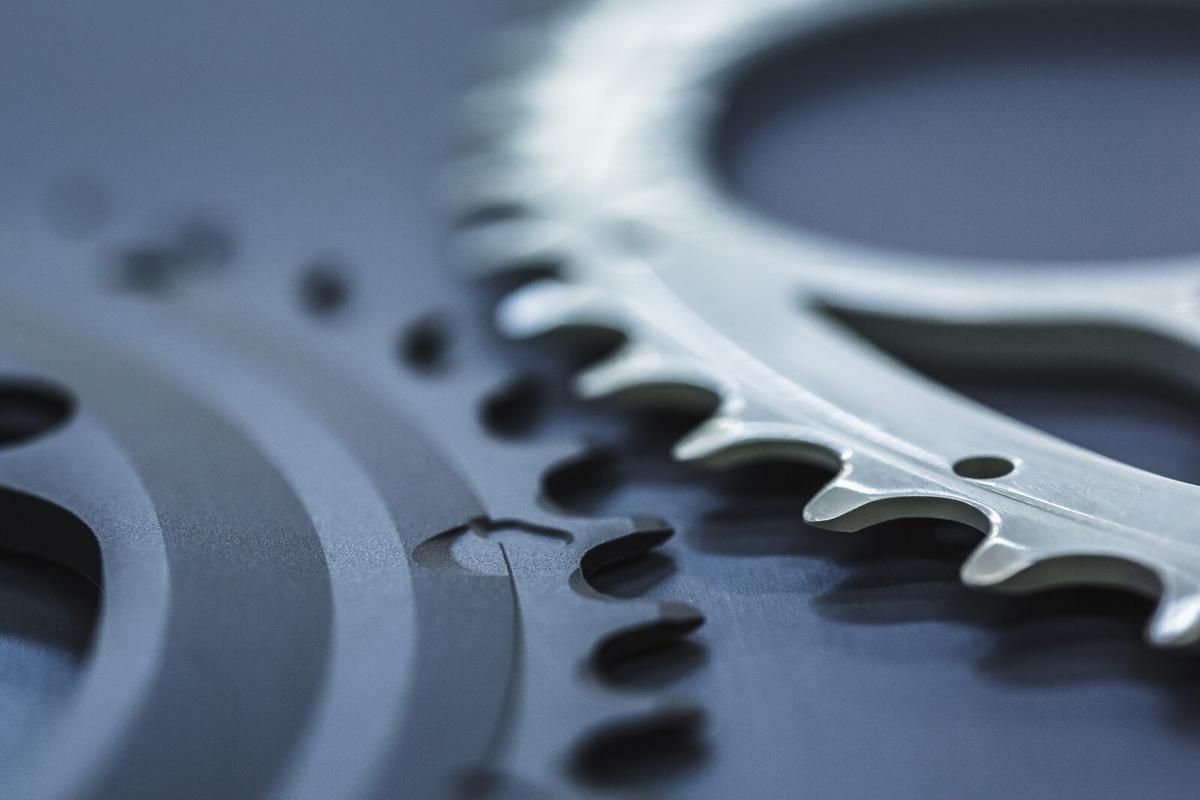 Bicycle chainring in 7075 alloy with hard anodizing for wear resistance